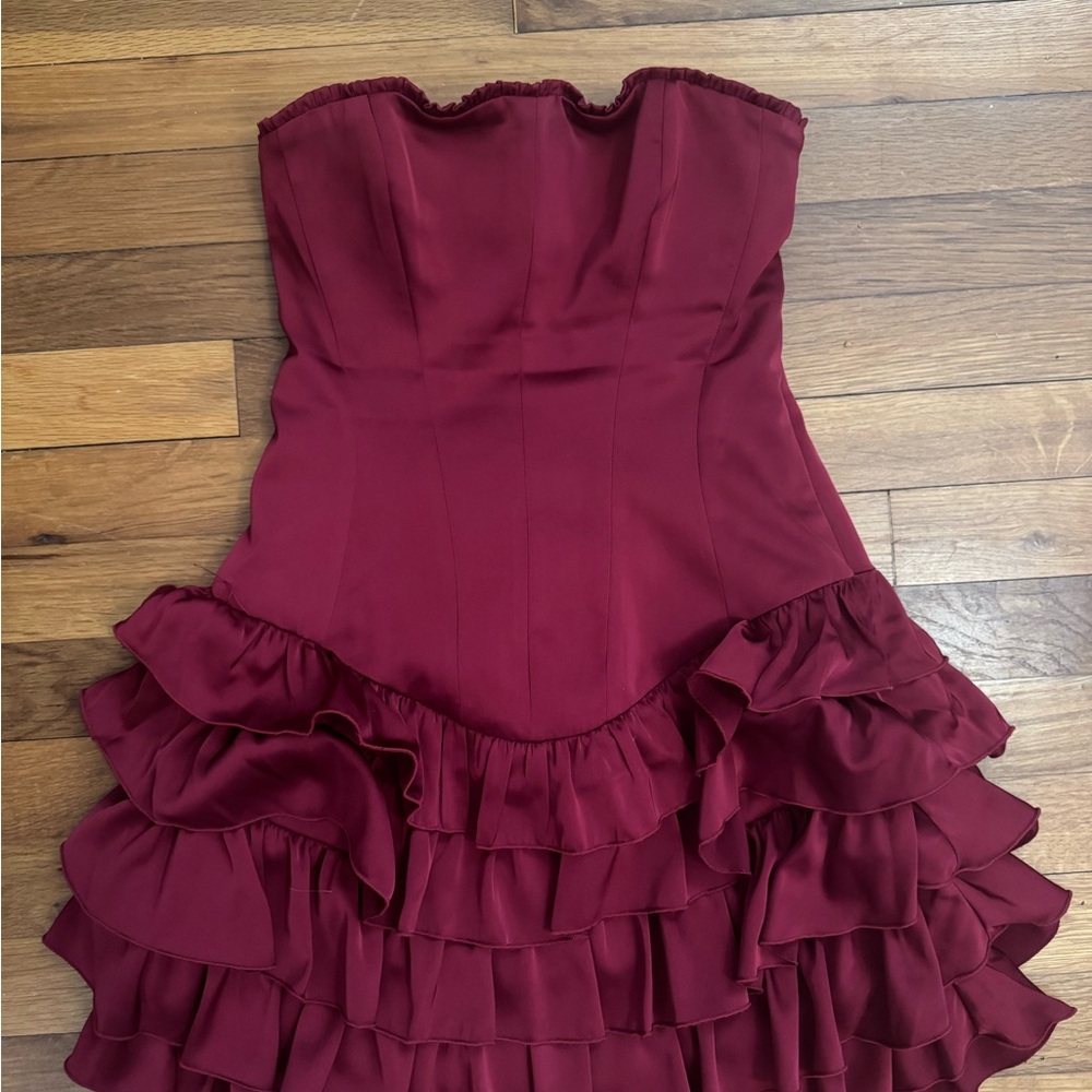 Elegant Strapless Burgundy Dress with Ruffle Skirt